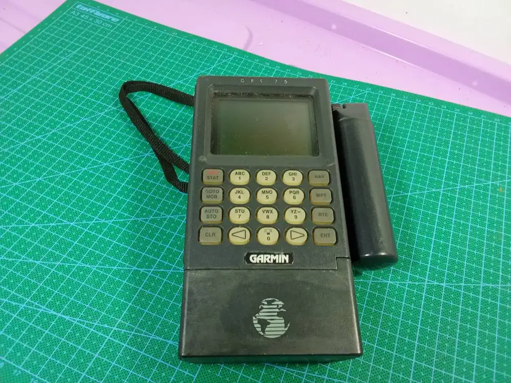 GPS Garmin 75 Vintage Bahan Koleksi dan Dekorasi Vintage