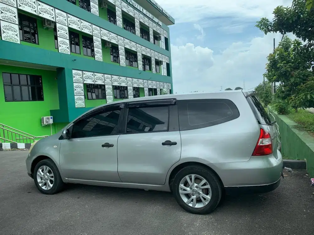 Grandlivina 2011 mulus dijual cepat