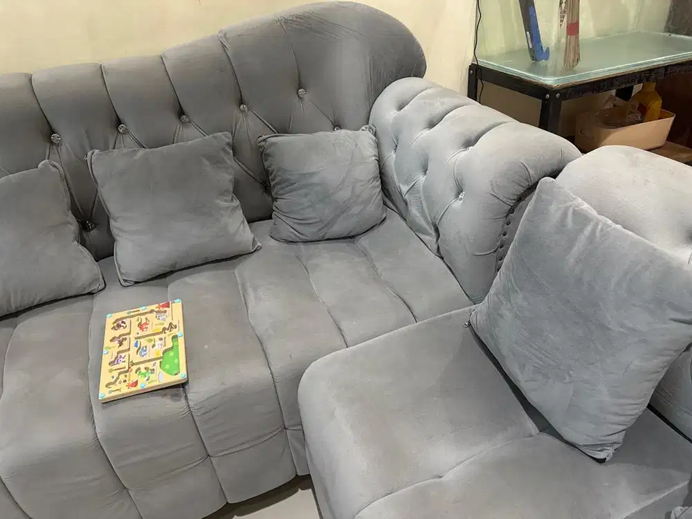 dijual  sofa pemakaian belum 1 tahun ( nego tipis )