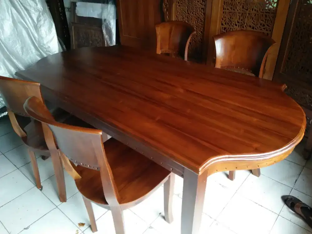 Meja Makan Italy