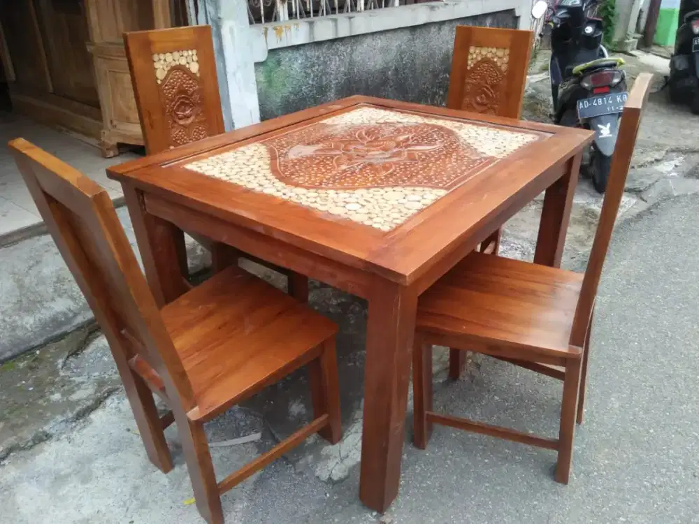 Meja Makan Koin