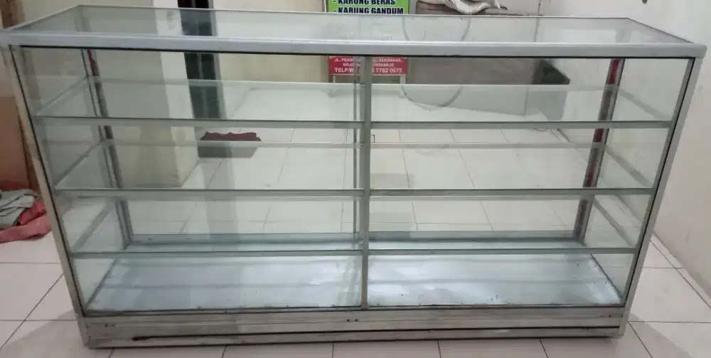 Dijual Etalase kaca pakai roda masih bagus