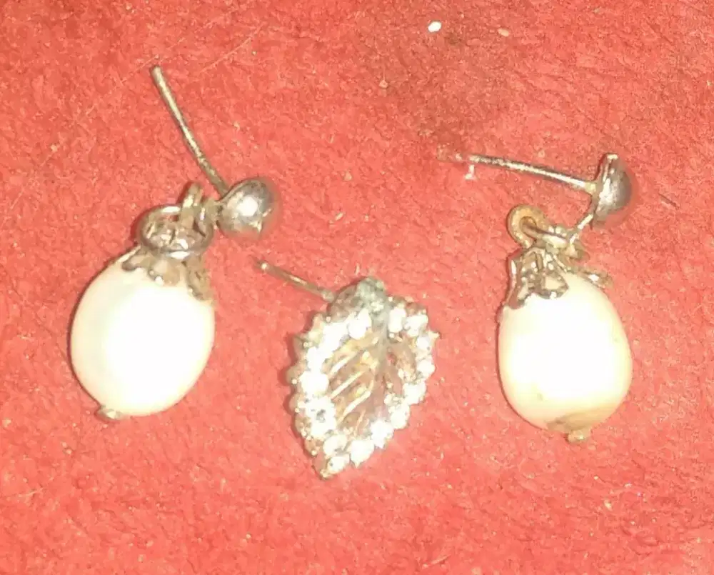 perhiasan anting untuk wanita