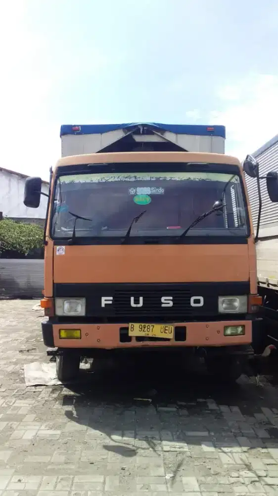 Mistubishi Fuso built up 8DC9 tronton WINGBOX