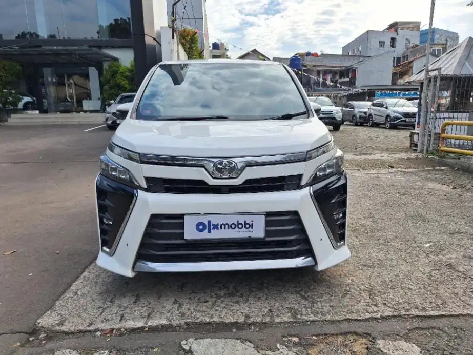 DP MURAH Toyota Voxy 2.0 Bensin-AT 2018 Putih C1TZB