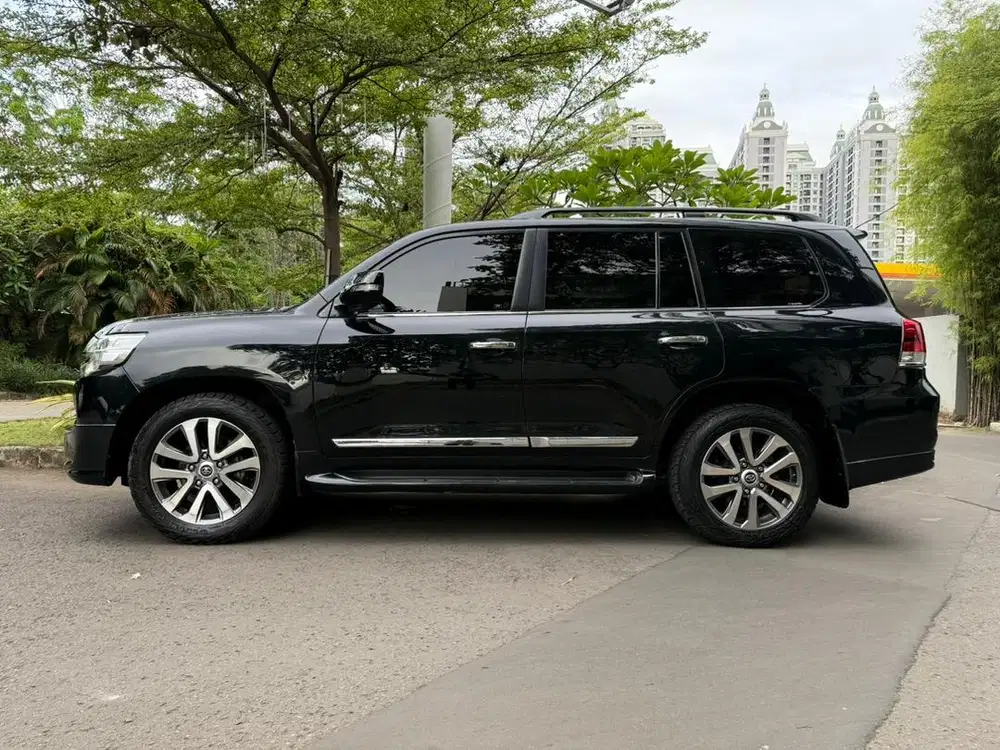 Toyota Land Cruiser VXR200 2019