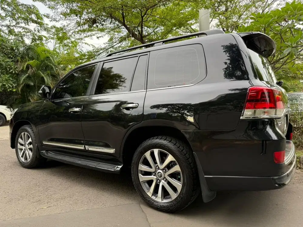 Toyota Land Cruiser VXR200 2019