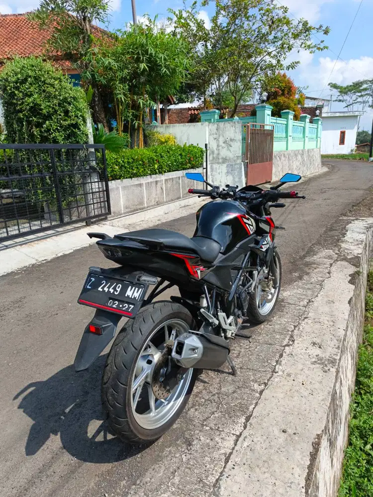 CB 150 R street fire