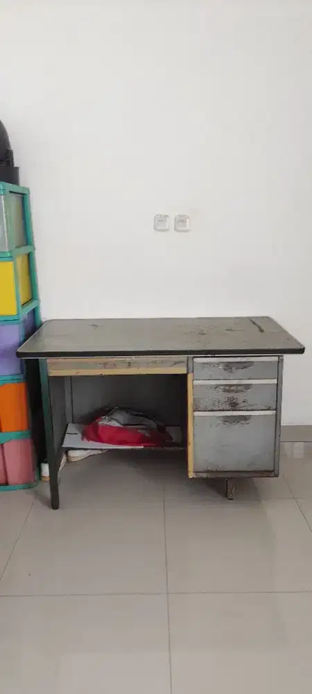 Meja kantor besi, bekas