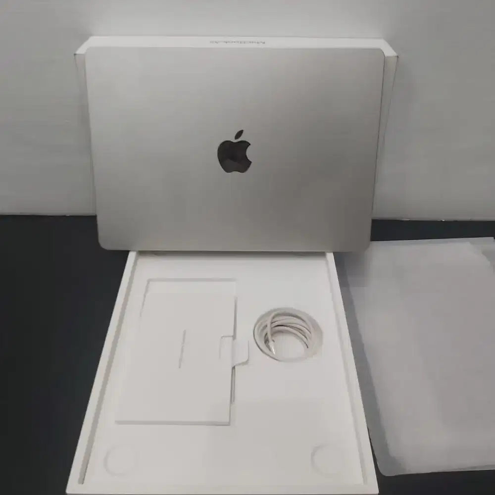 MacBook Air M3 13inch 16/256 Resmi Mulus lengkap