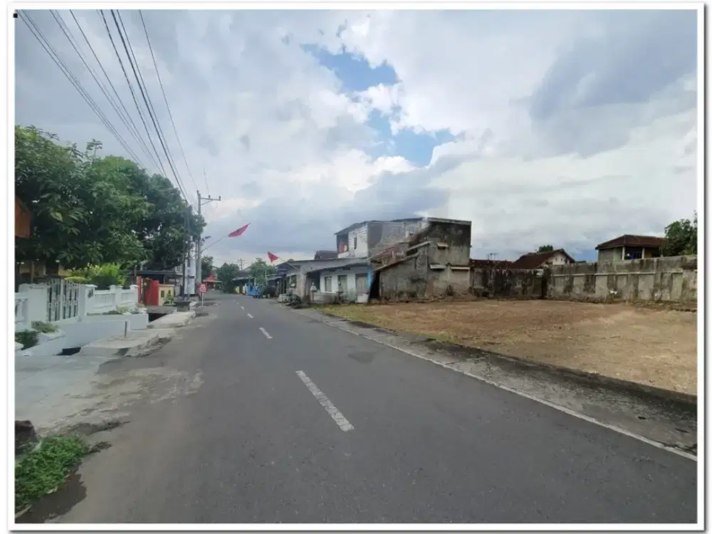 Tanah Tengah Kota Jogja Tepi Jalan Aspal