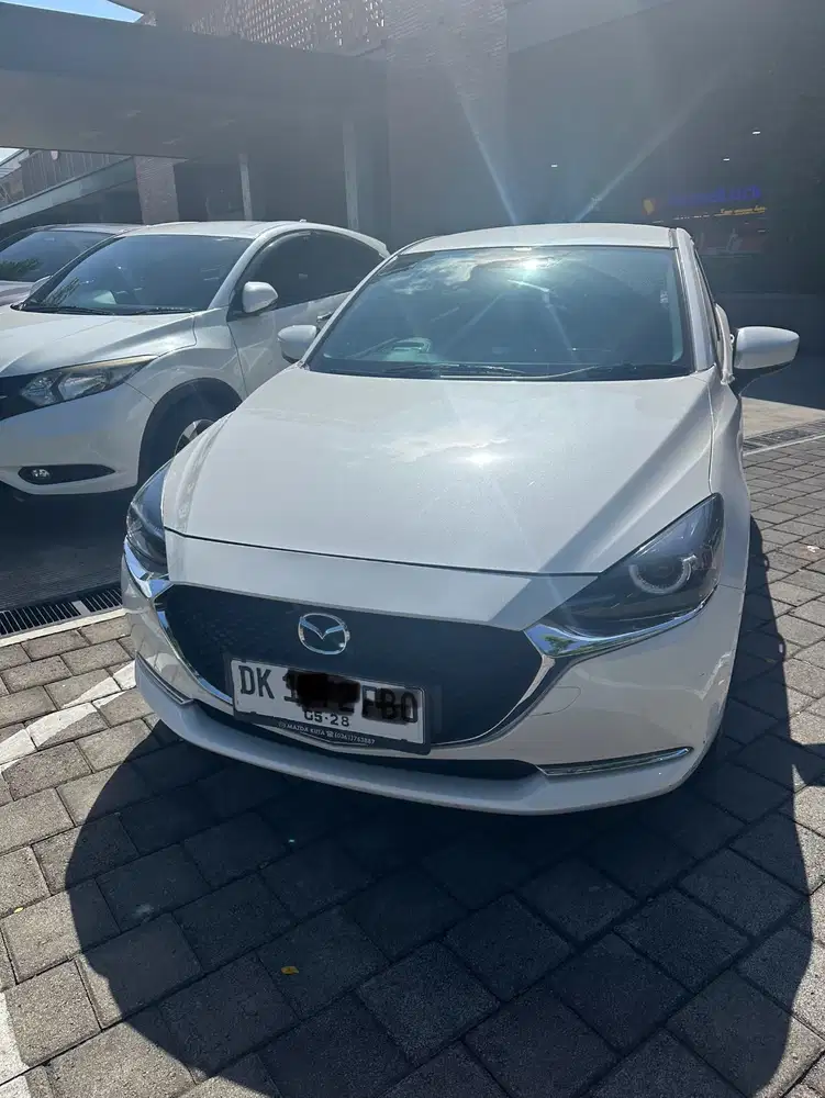 Di jual mobil mazda2 sedan warna putih