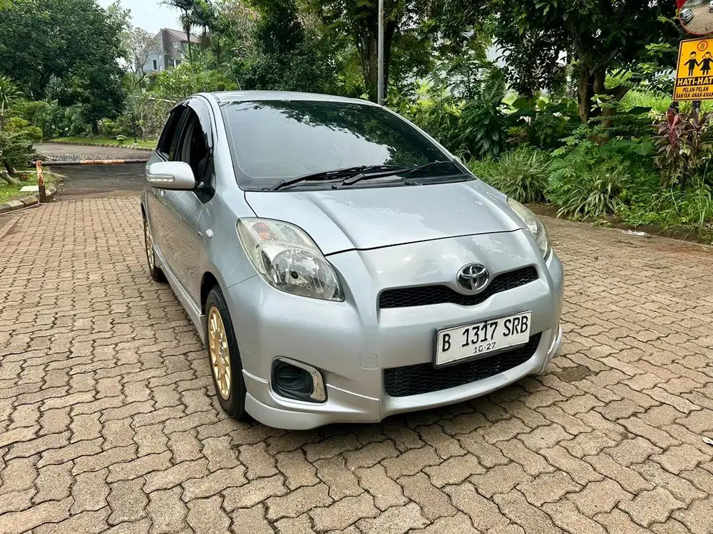 YARIS E MANUAL 2012