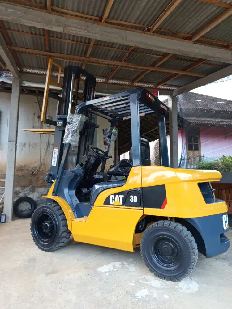 Forklift 3 Ton Caterpillar 2020 tahun muda