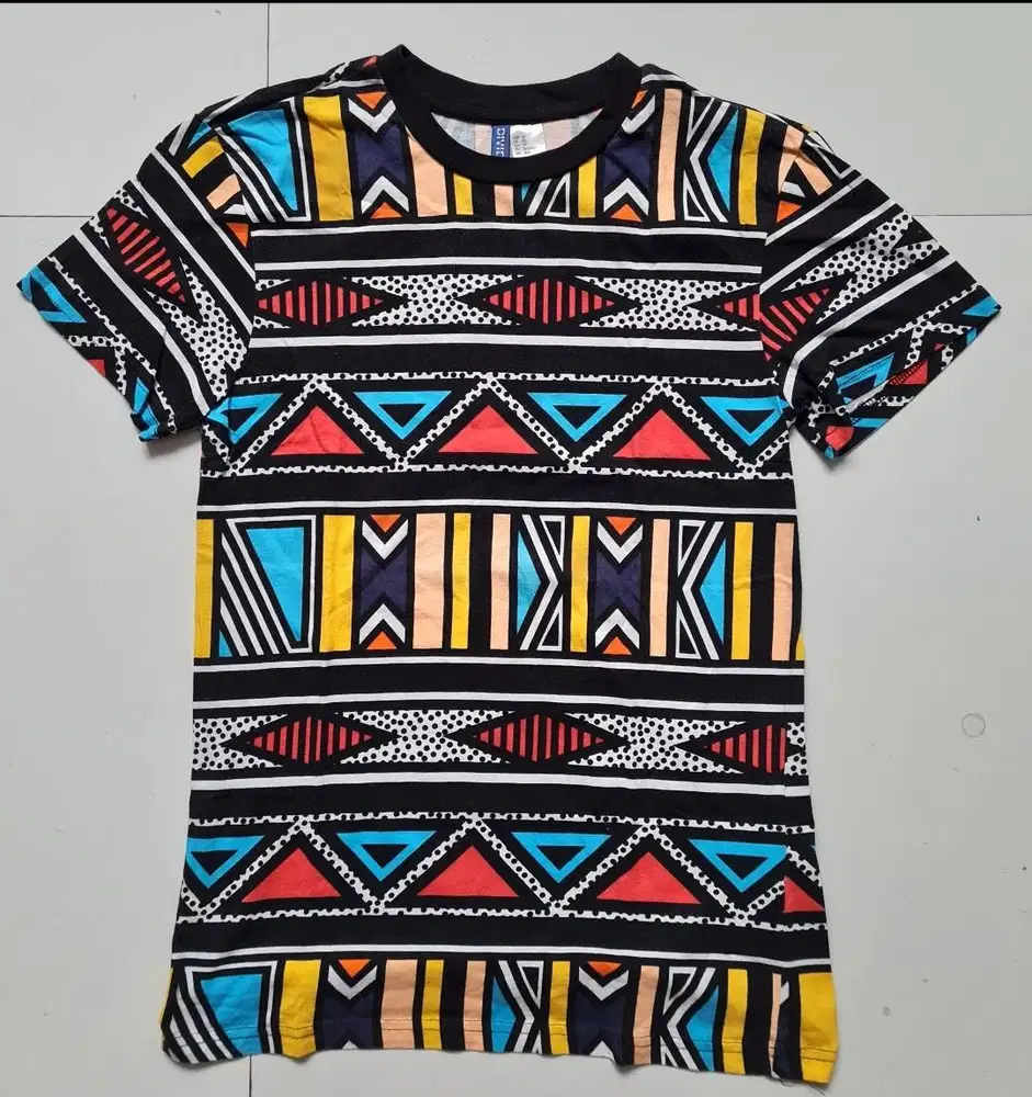 Tshirt Kaos HnM Tribal Original Second Preloved size S