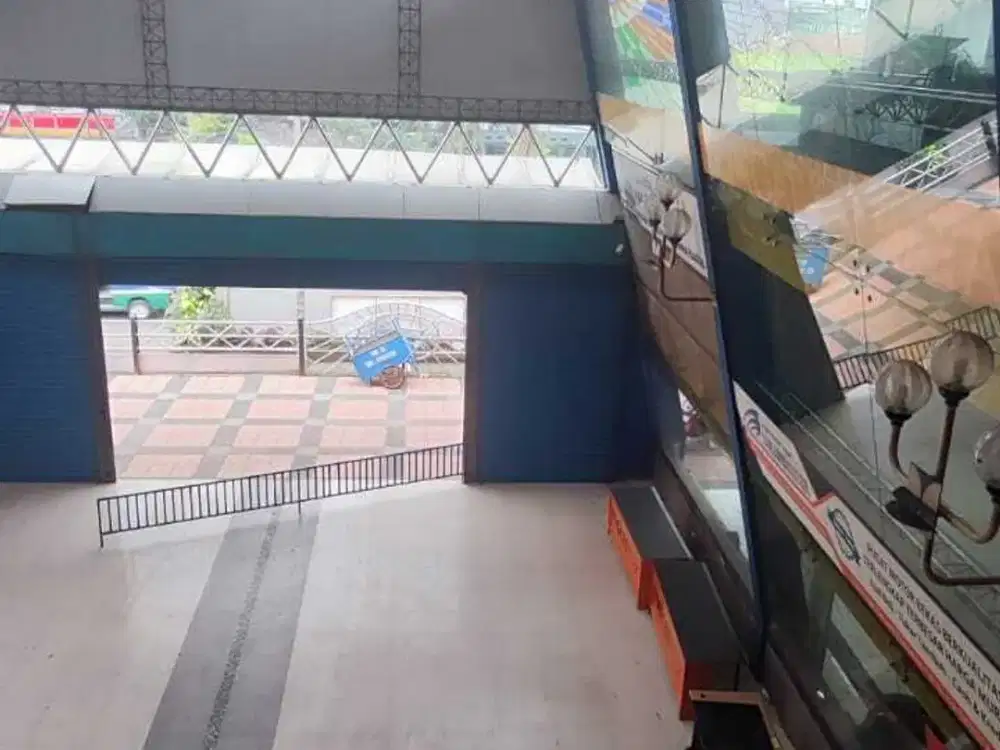 Dijual gedung showroom 3 lantai di ciateul