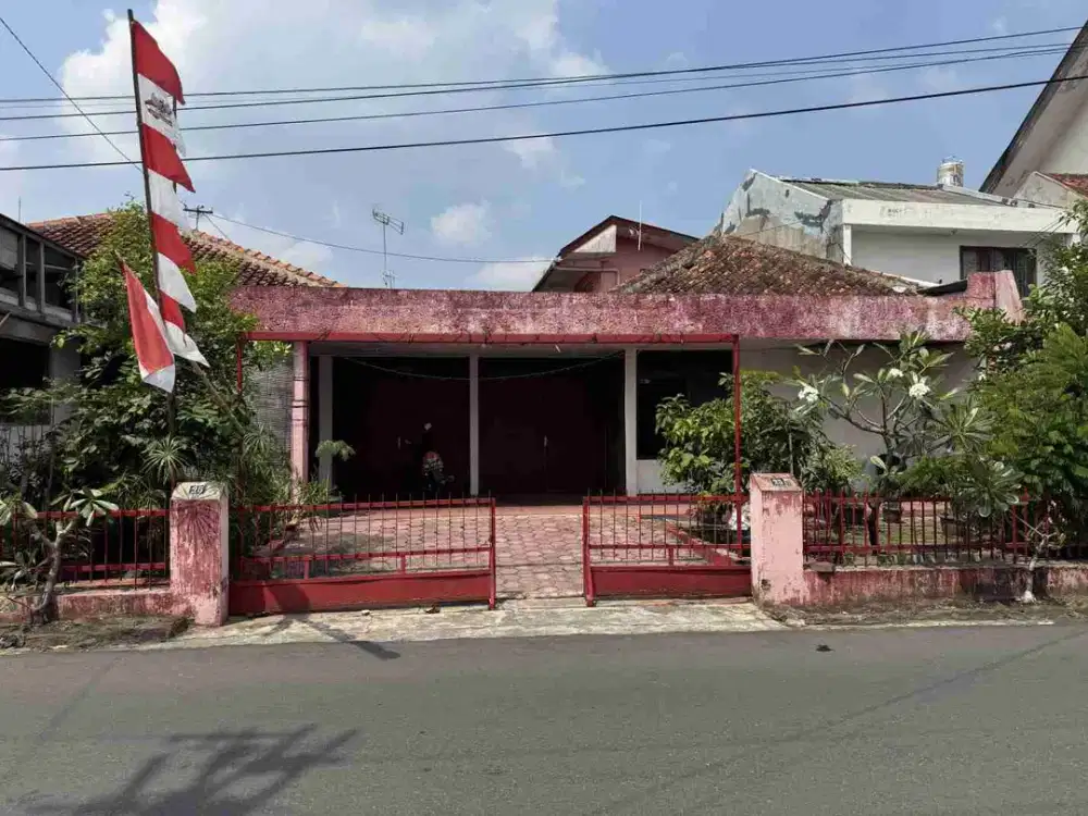 Rumah Besar Bagus Dan Ruang Usaha Untuk Kost Area Premium Di Demangan Dekat Kampus UGM Dan AMPLAZ