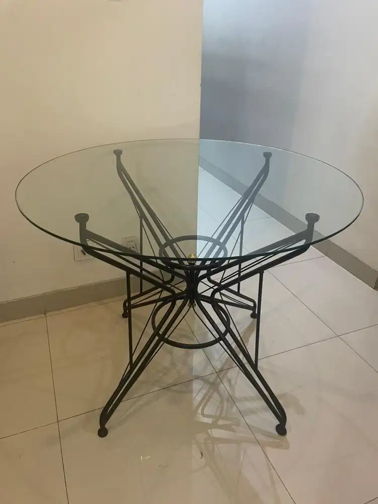 MEJA MAKAN BUNDAR