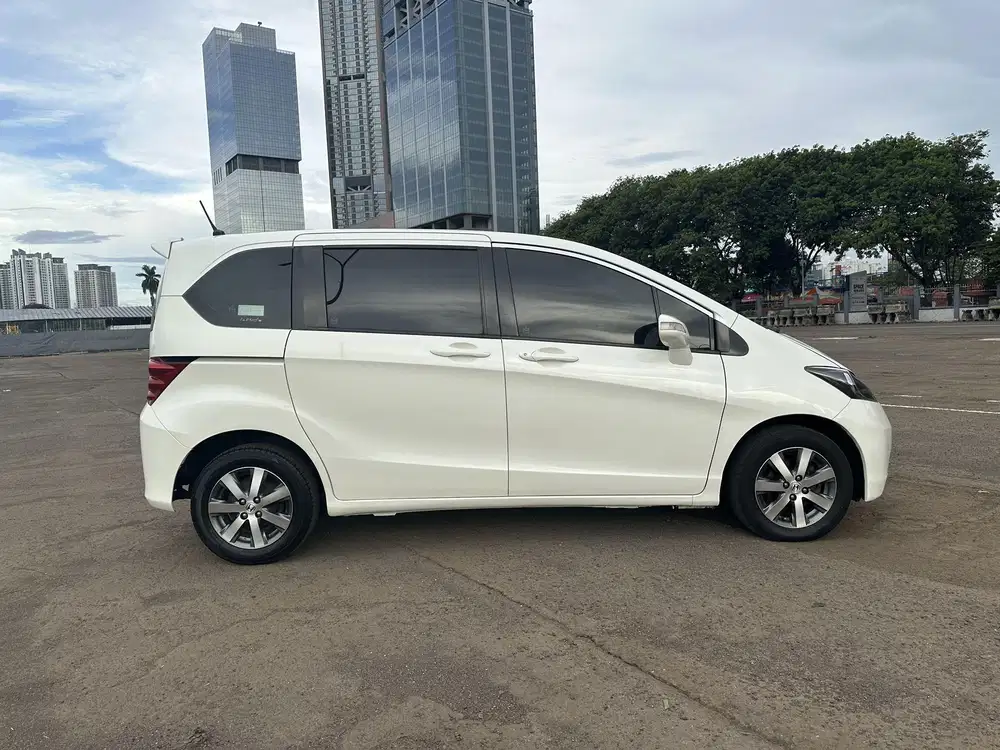 (Dp 5 jt) Honda Freed PSD matic 2010 kondisi mobil Istinewa