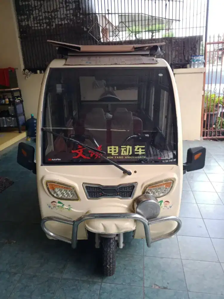 Kendaraan listrik roda tiga ada sunroofnya