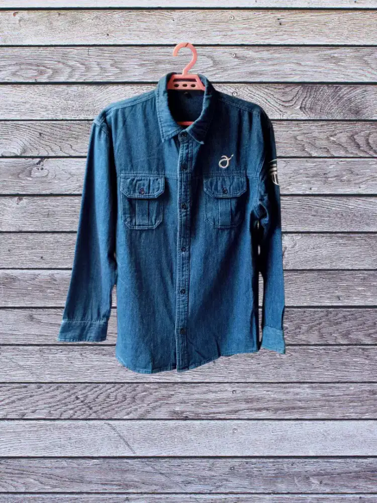 Kemeja jeans pria warna biru Dongker size M dewasa
