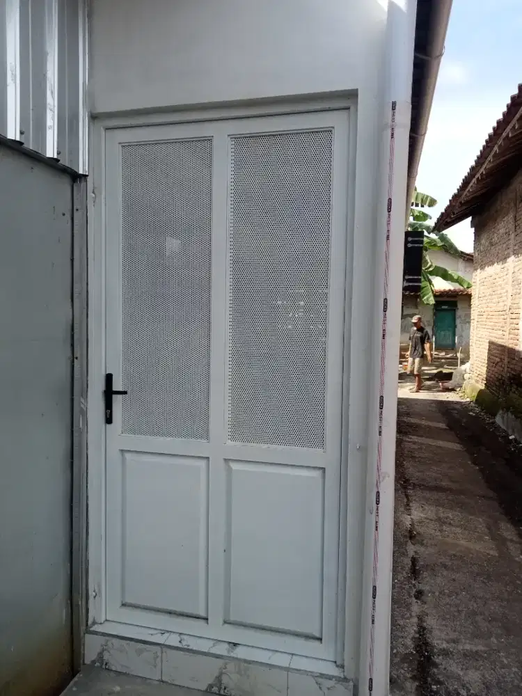 Pintu besi plat madu motip baki