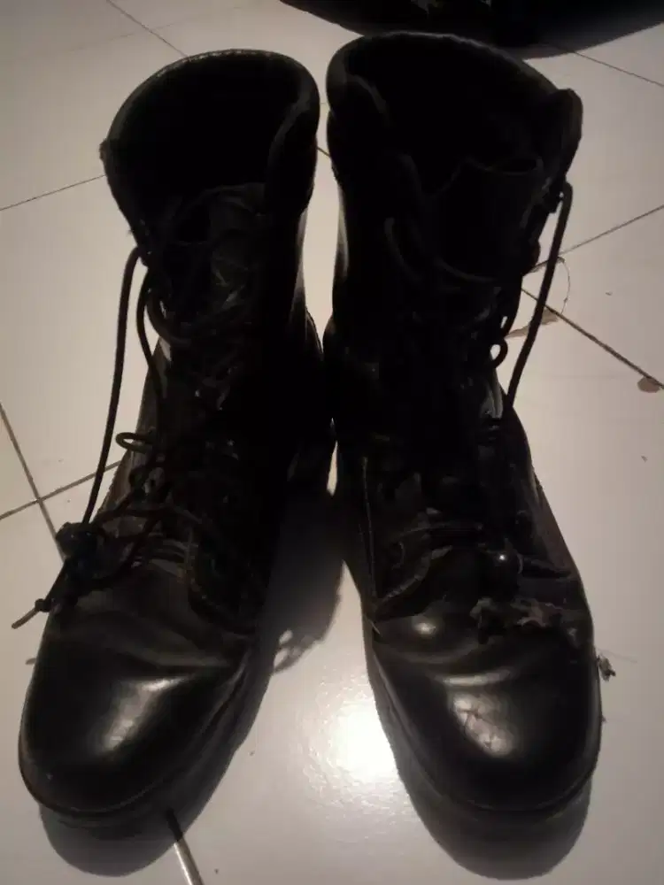 SEPATU SECURITY