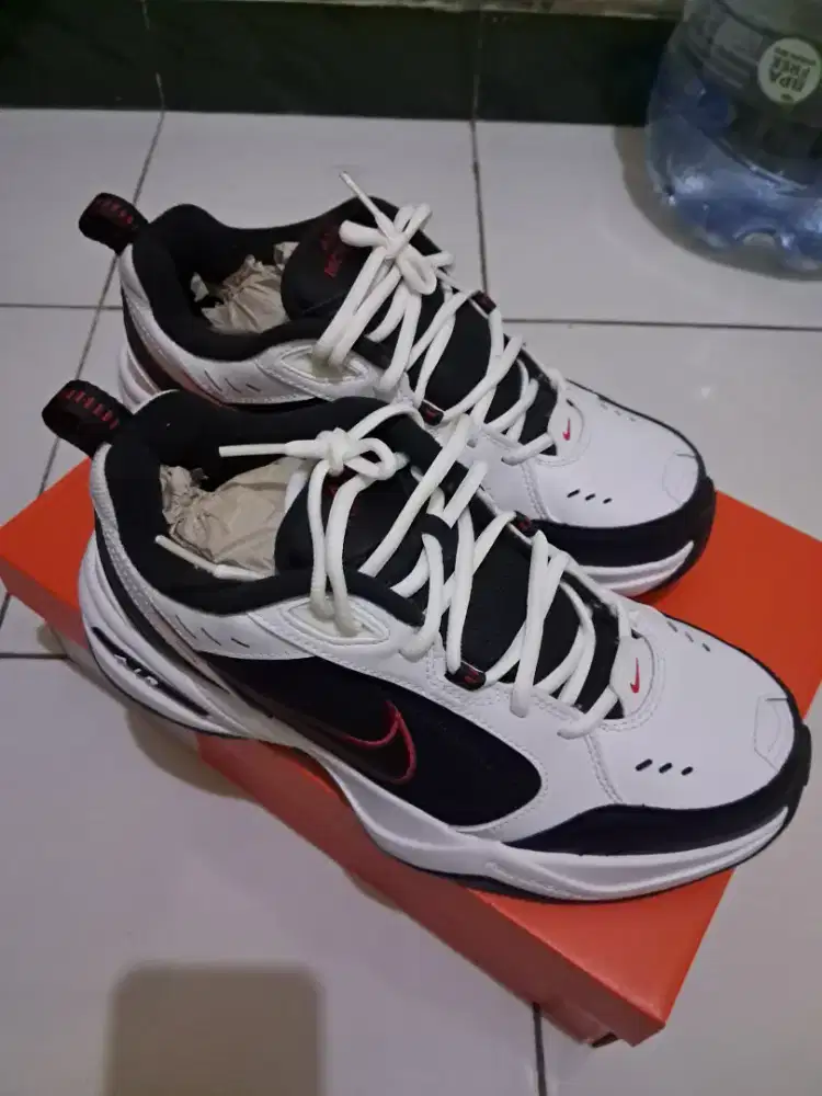 Sepatu Nike Air Monarch IV (White/Black) 100% original official nike