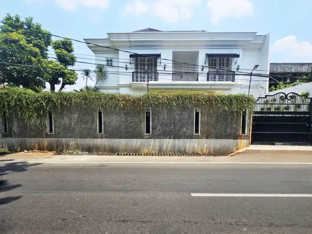 NEGO! Rumah Dijual Kebayoran lama. Furnish,pool. Akses  SUPER LEBAR