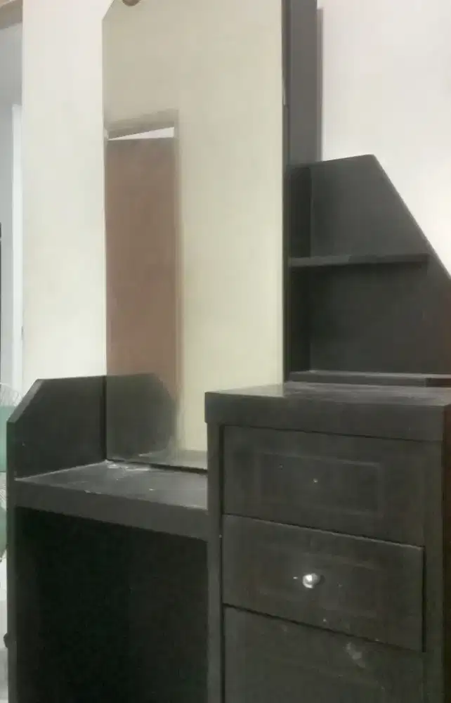 Meja rias dalam nya ada rak nya