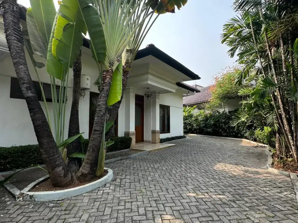 Hunian Premium dengan Swimming Pool & Carport Luas di Jantung Kemang Dalam