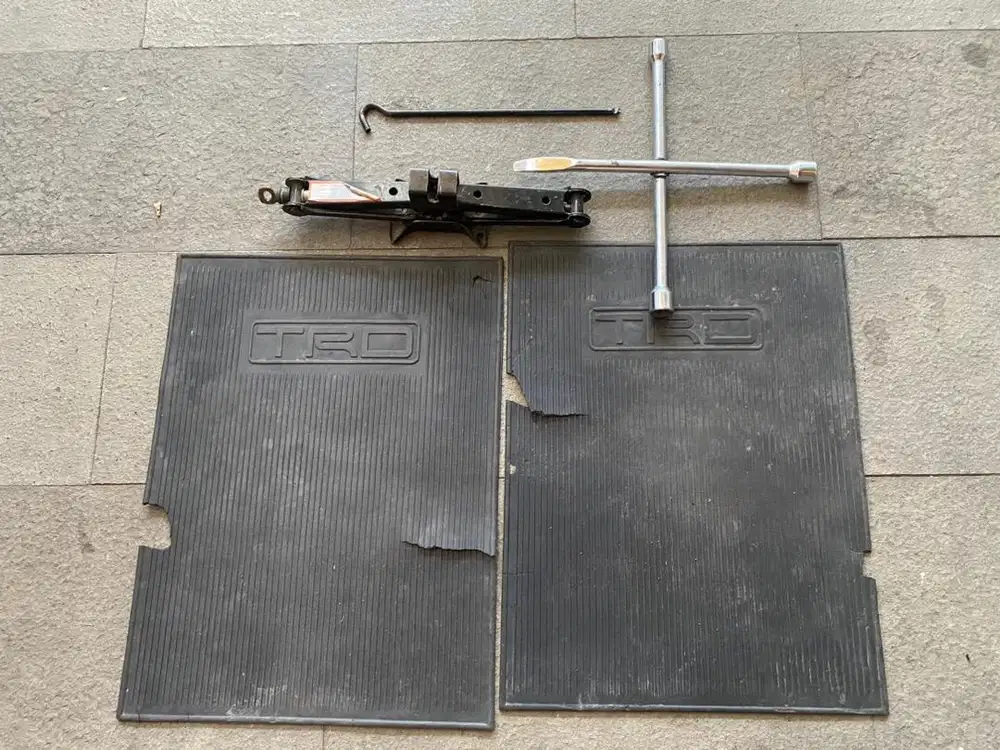 Dongkrak mobil 1 set dan karpet