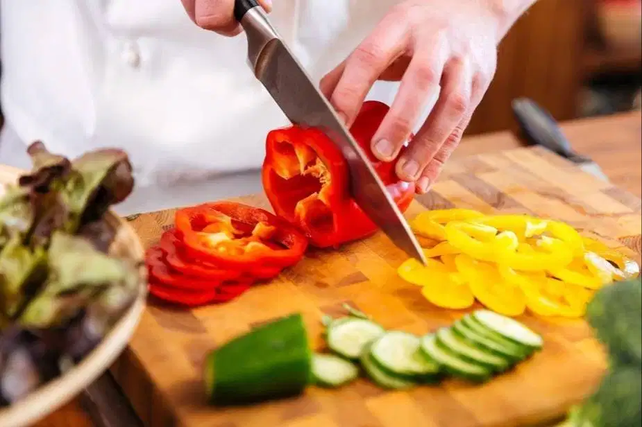 DICARI HELPER CATERING HALAL PEREMPUAN (GAJI+TUNJANGAN=4JT/BULAN)