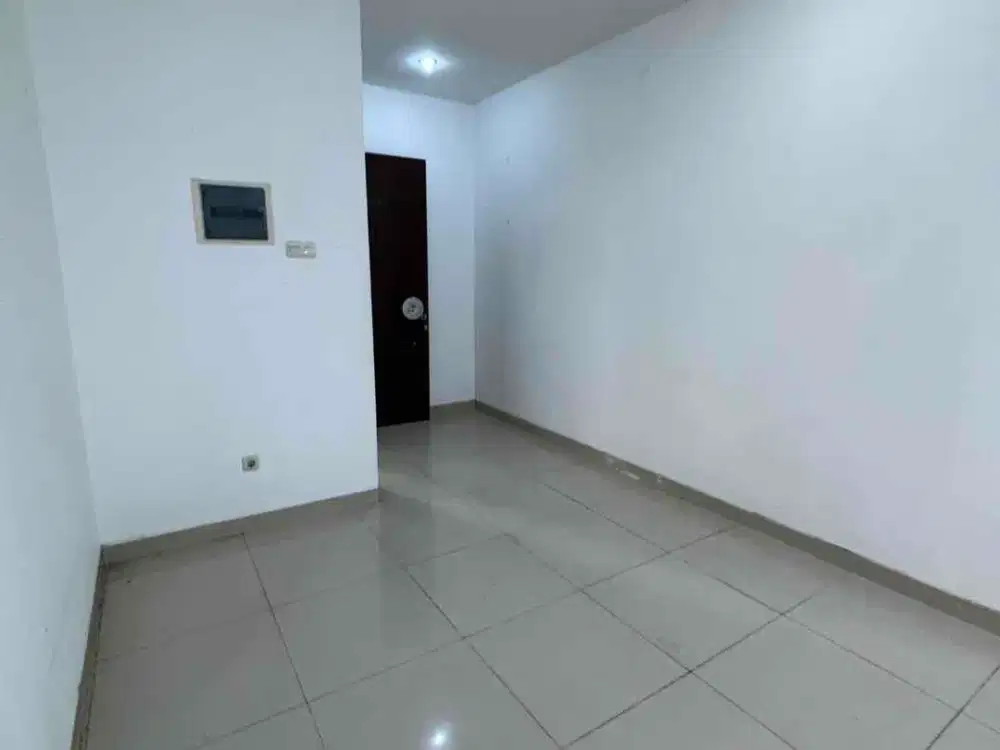 Dijual Rumah 2,5 lt 6,7 x 17 m2 di Villa Kelapa 2 ada 4 kt 3 km semi furniture Shm barat cocok utk kantor dll, nego!!