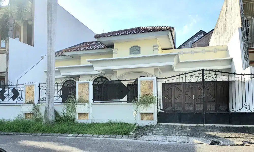 Disewakan Rumah Citraland Luas 200m Kamar 3 Dekat Pakuwon Mall