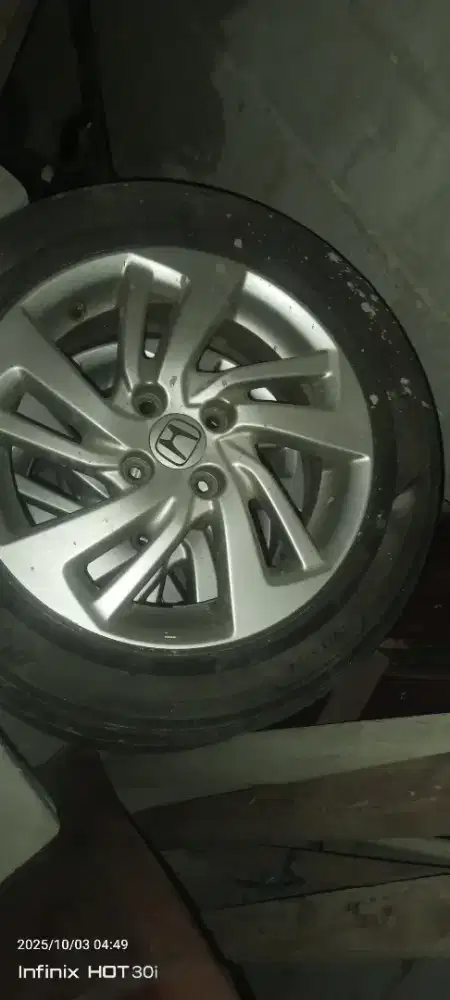 Ban dan velg mobil