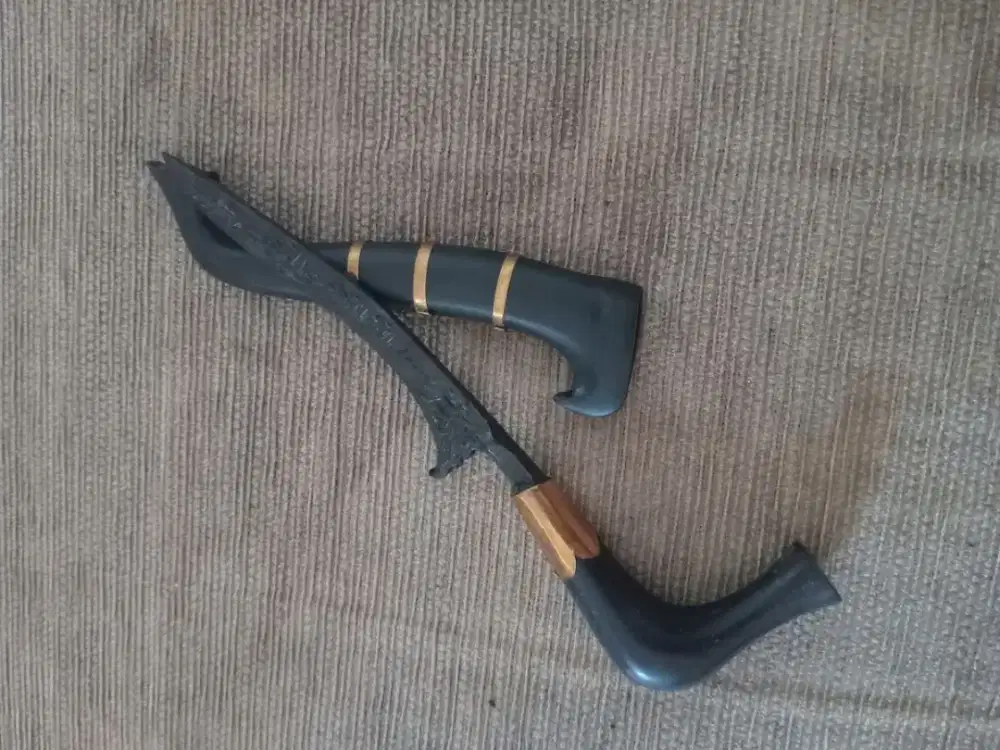 Rencong mini Kuningan hitam.