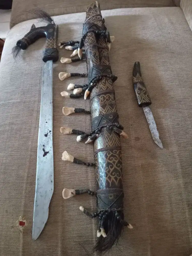 Pedang Mandau besar lengkap pedang mini.