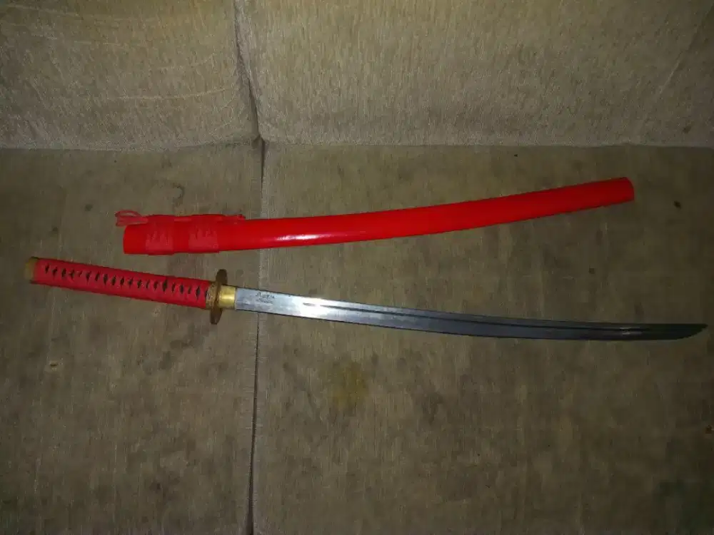 Pedang katana besar merah hitam