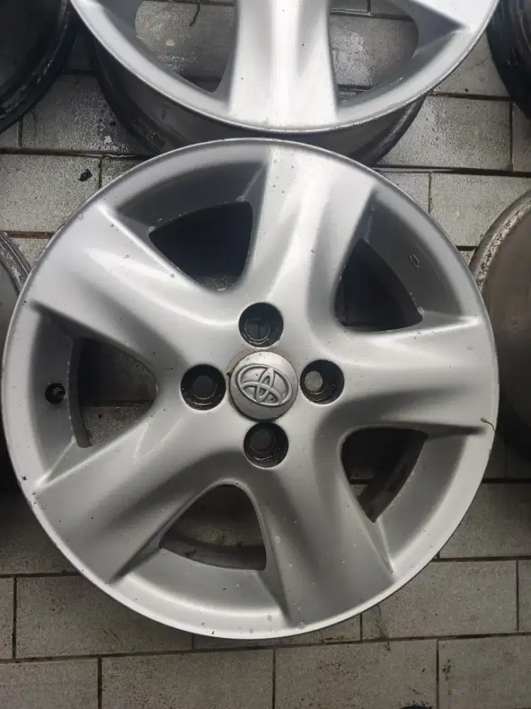 Velg Yaris oem R15 pcd 4x100