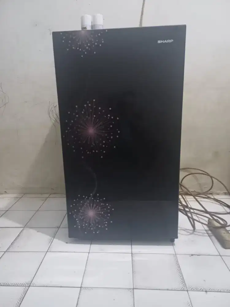 Dijual kulkas merek SHARP 1pintu rak lengkap kondisi bagus normal