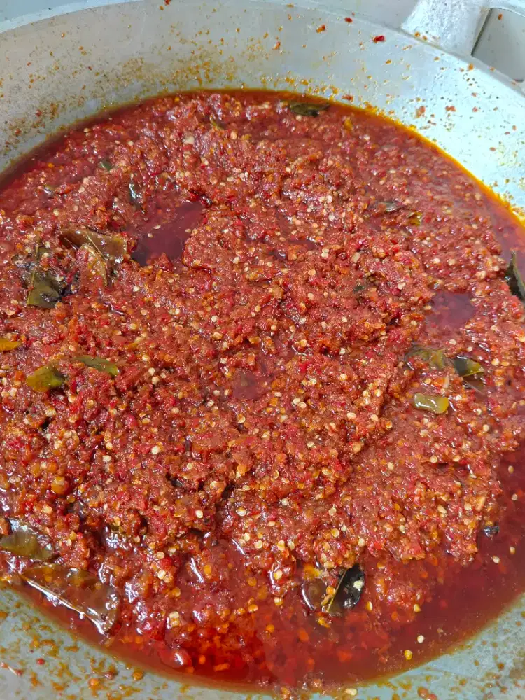 Asisten memasak sambal