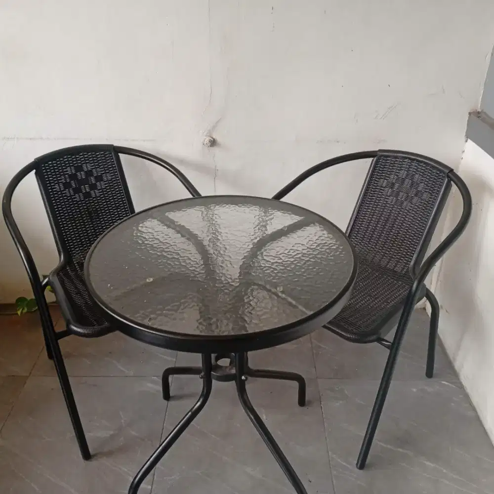 Sepasang kursi teras dan meja