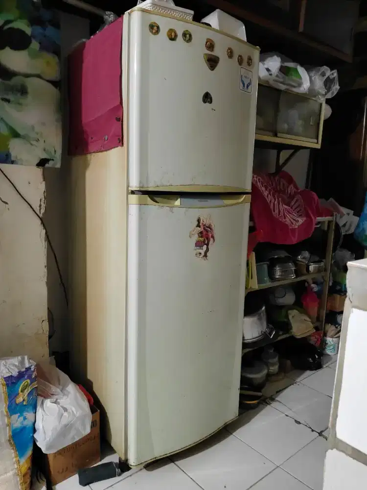 Lemari es dua pintu National