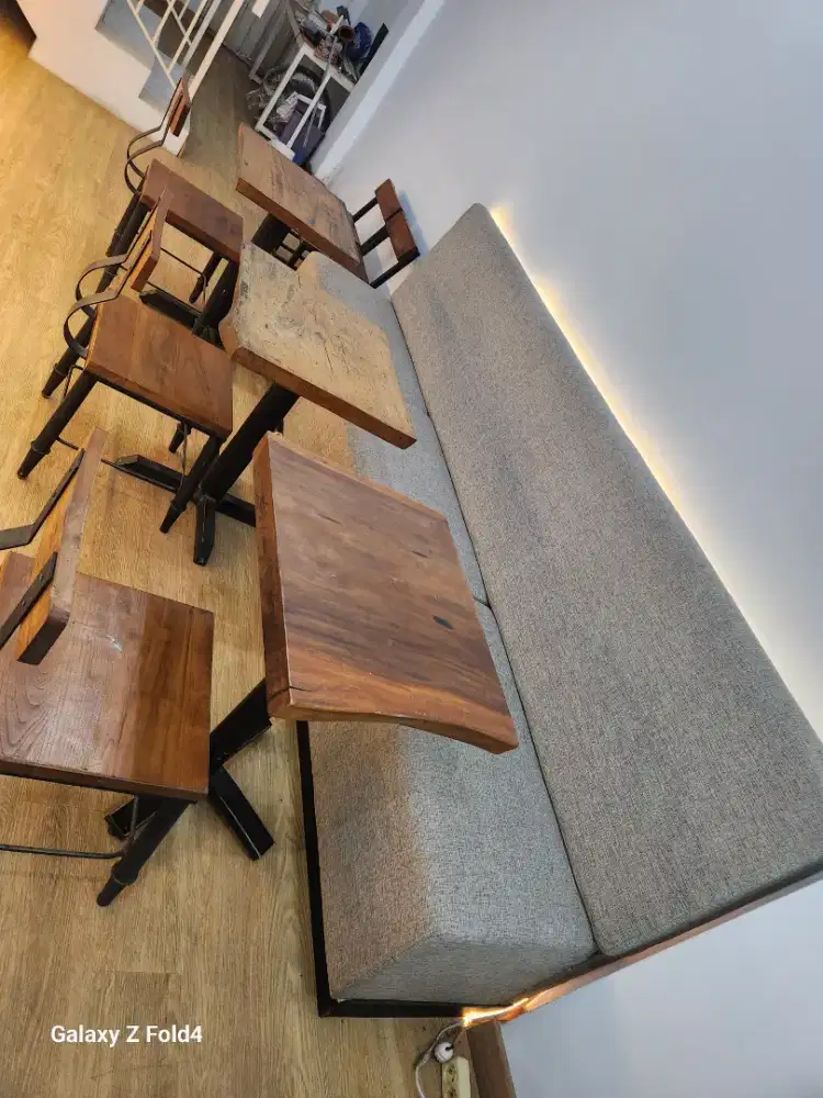 Sofa dan meja untuk resto
