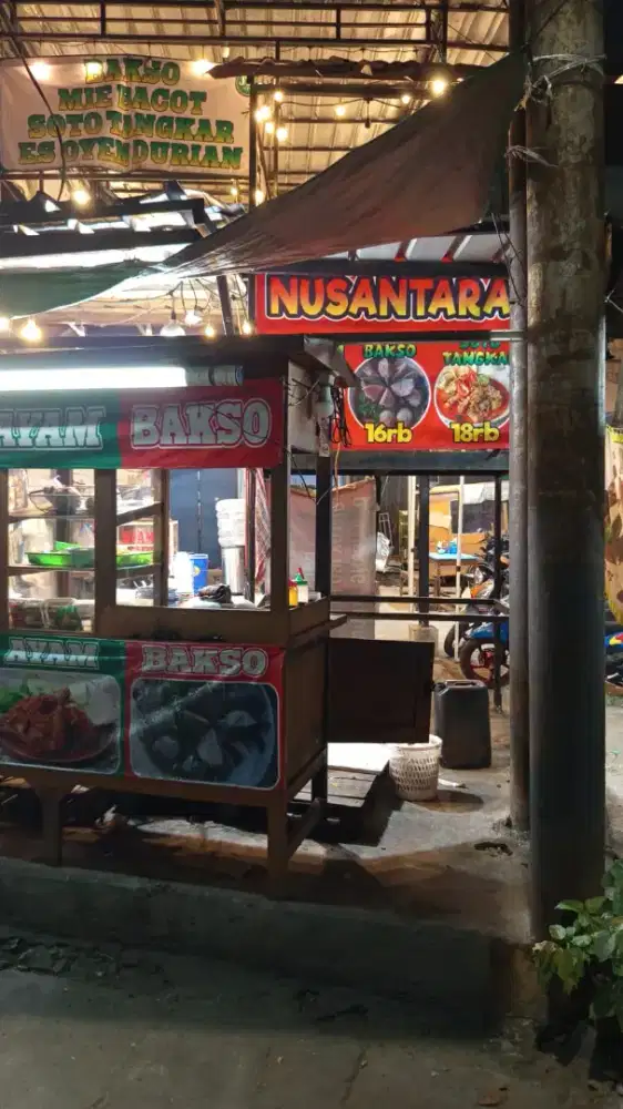 Dibutuhkan waiters dan karyawan mie ayam