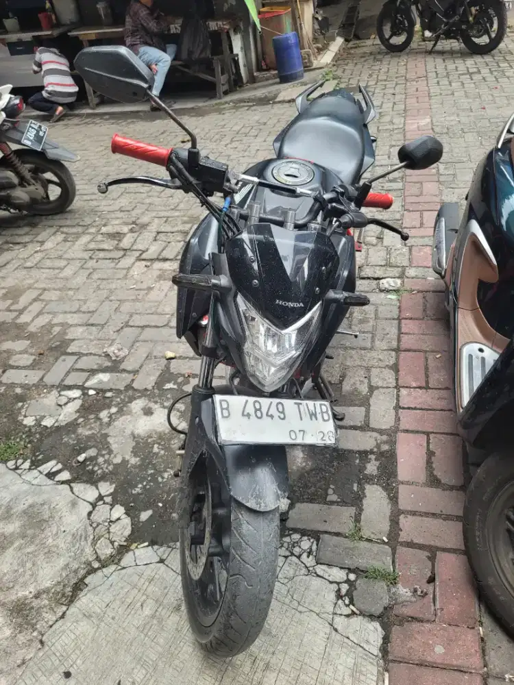 HONDA CB 150R EDISI HITAM MERAH