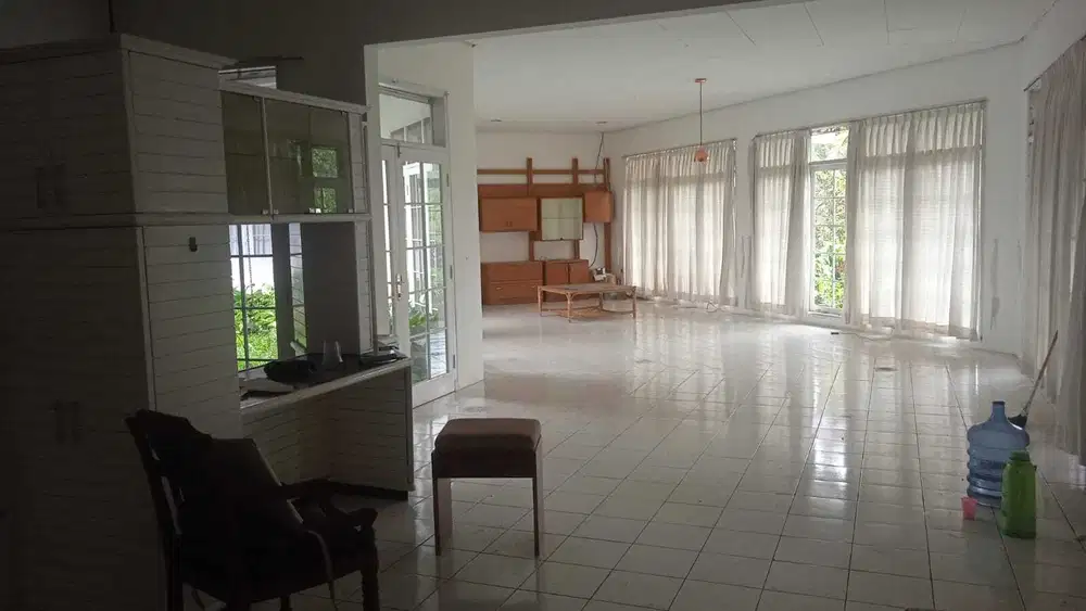 Rumah di Setiabudi Bandung, Mewah Antik dan Sangat Luas