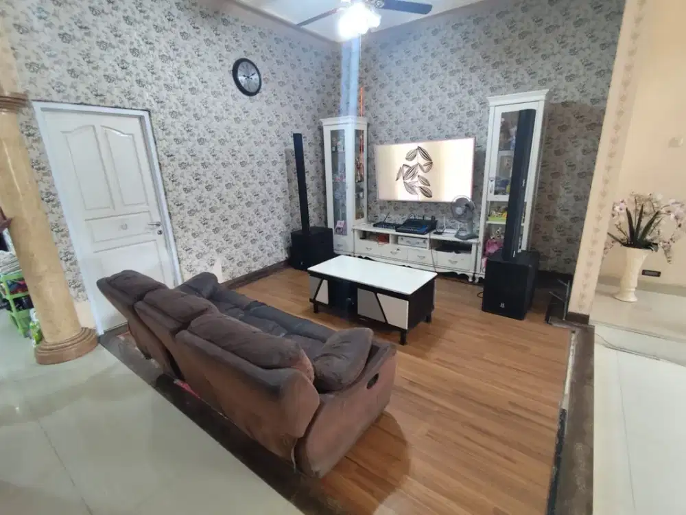 Dijual Rumah Mewah Semi Furnished di Semper