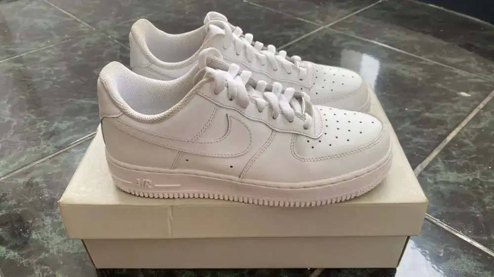 Nike Air Force 1 '07 Size 39 Triple White AF1